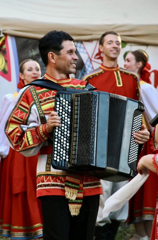 Ансамбль «Славица» поздравил орловчан с Днём России Ансамбль «Славица» поздравил орловчан с Днём России