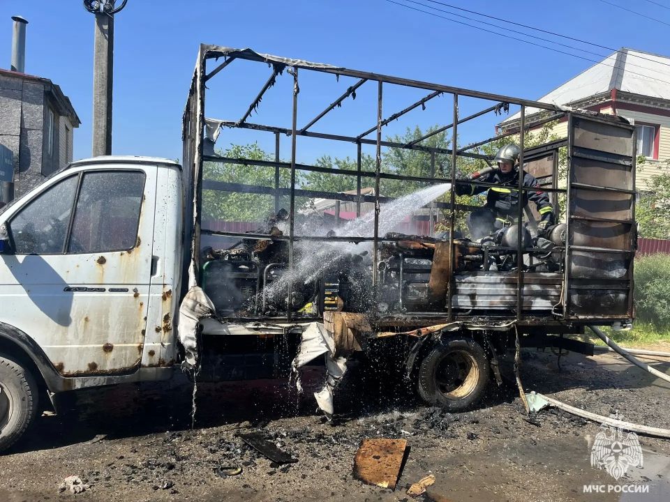 За минувшие сутки сотрудники МЧС России тушили Газель, гаражи и мусор За минувшие сутки сотрудники МЧС России тушили Газель, гаражи и мусор