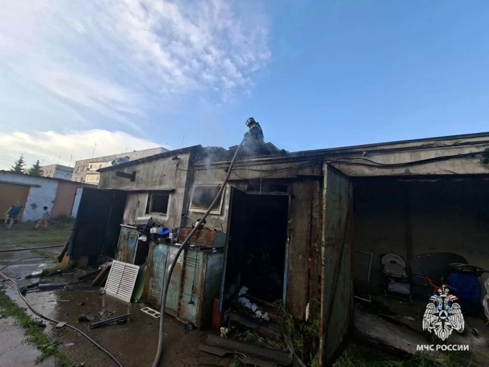За минувшие сутки сотрудники МЧС России тушили Газель, гаражи и мусор За минувшие сутки сотрудники МЧС России тушили Газель, гаражи и мусор