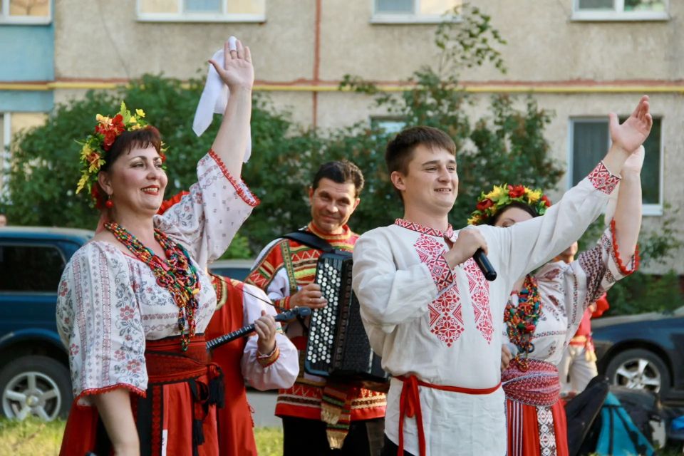Ансамбль «Славица» поздравил орловчан с Днём России Ансамбль «Славица» поздравил орловчан с Днём России