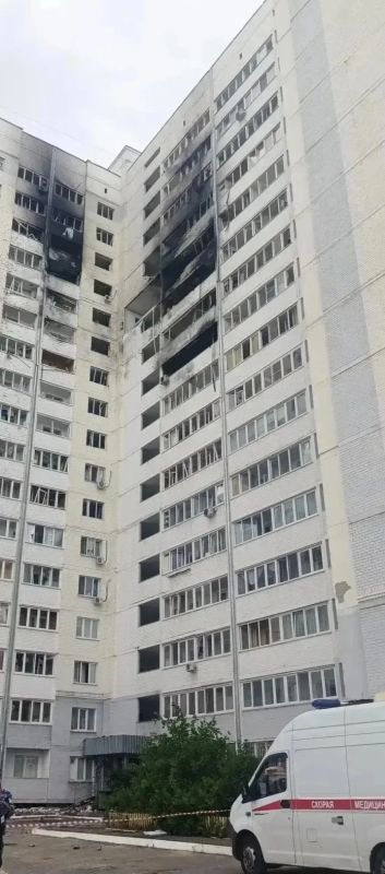 В Орле в результате удара украинского беспилотника по жилому дому погиб один человек, ещё несколько жителей пострадали В Орле в результате удара украинского беспилотника по жилому дому погиб один человек, ещё несколько жителей пострадали