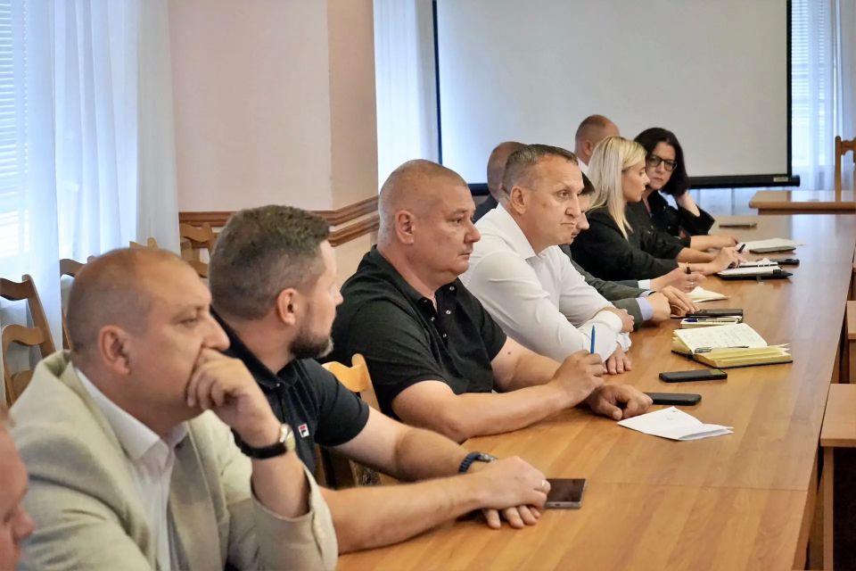 Продолжаем работу по ликвидации последствий попадания БПЛА в многоквартирный дом в Северном районе Продолжаем работу по ликвидации последствий попадания БПЛА в многоквартирный дом в Северном районе