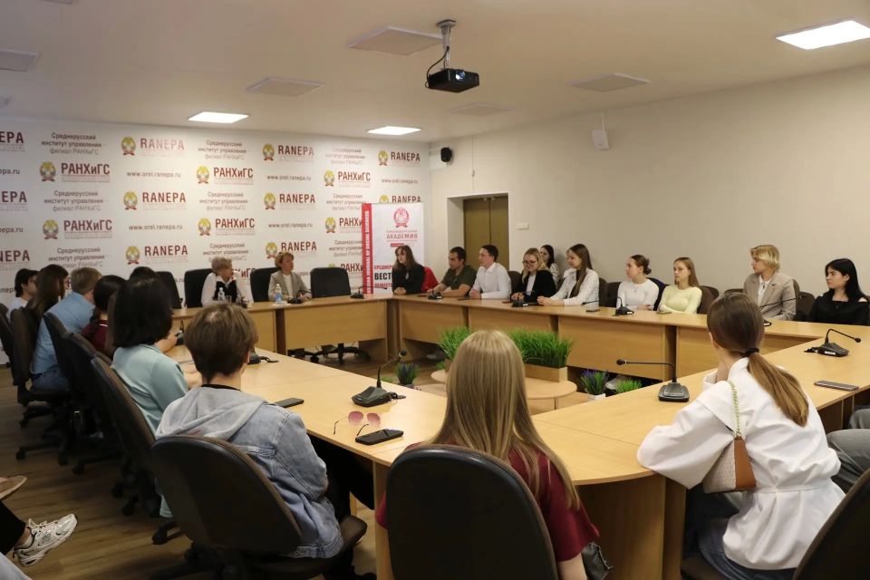 Встречи с молодежью Орловщины продолжаются! Сегодня председатель избирательной комиссии Орловской области Лилия Пиняева встретилась со студентами Среднерусского института управления- филиала РАНХиГС Встречи с молодежью Орловщины продолжаются! Сегодня председатель избирательной комиссии Орловской области Лилия Пиняева встретилась со студентами Среднерусского института управления- филиала РАНХиГС