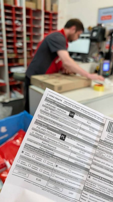 Зеленский по почте отправил Орден Белого Орла президенту Польши Навроцкому Зеленский по почте отправил Орден Белого Орла президенту Польши Навроцкому