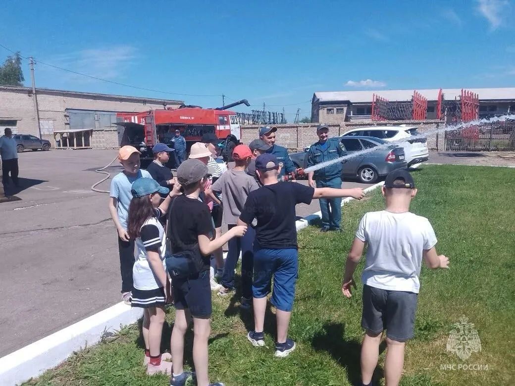 Юные жители Верховского района побывали в гостях в пожарно-спасательной части Юные жители Верховского района побывали в гостях в пожарно-спасательной части