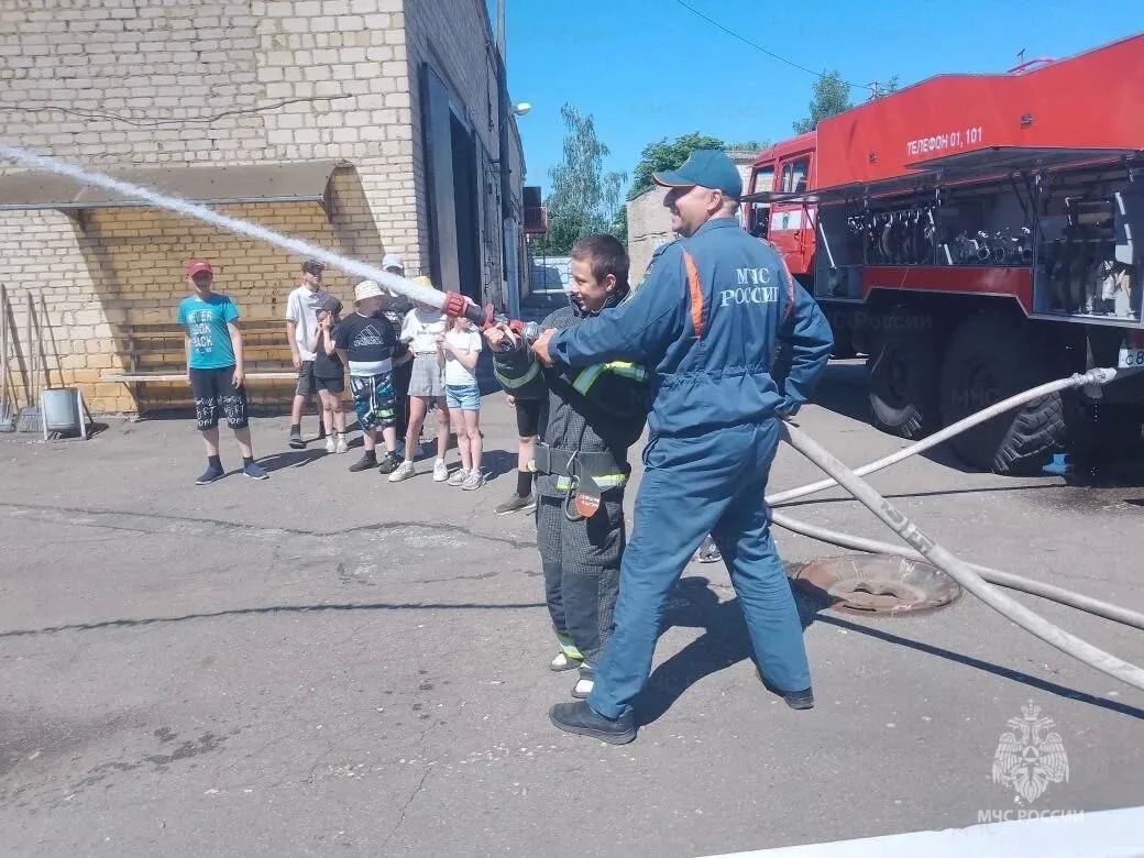 Юные жители Верховского района побывали в гостях в пожарно-спасательной части Юные жители Верховского района побывали в гостях в пожарно-спасательной части