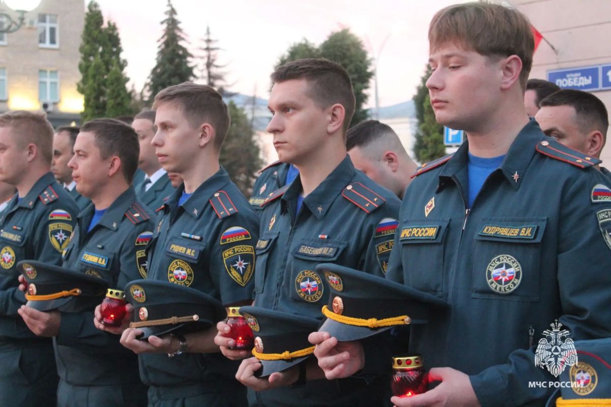 В Орле сотрудники МЧС России приняли участие в акции «Свеча памяти» В Орле сотрудники МЧС России приняли участие в акции «Свеча памяти»