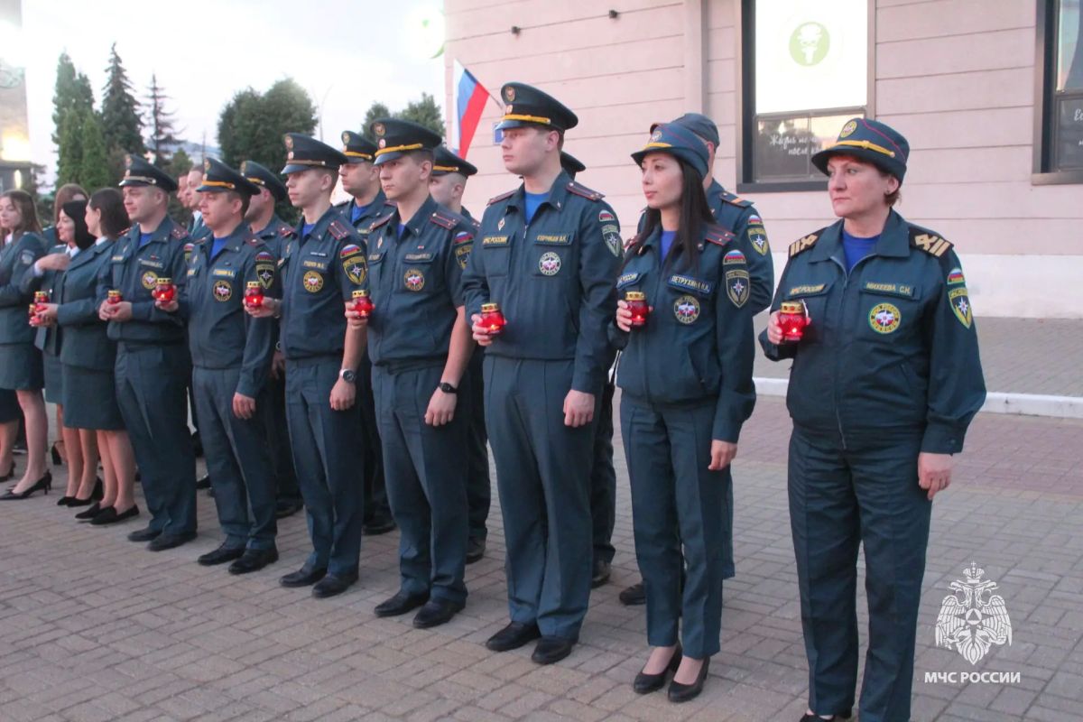 В Орле сотрудники МЧС России приняли участие в акции «Свеча памяти» В Орле сотрудники МЧС России приняли участие в акции «Свеча памяти»