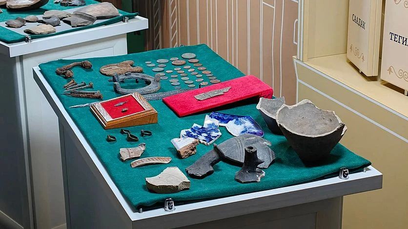 Сегодня в Орловский краеведческий музей учёные-историки передают уникальные экспонаты, рассказывающие о быте орловцев в в XVIII - XIX веках: от кузнечных изделий до торговых пломб Сегодня в Орловский краеведческий музей учёные-историки передают уникальные экспонаты, рассказывающие о быте орловцев в в XVIII - XIX веках: от кузнечных изделий до торговых пломб
