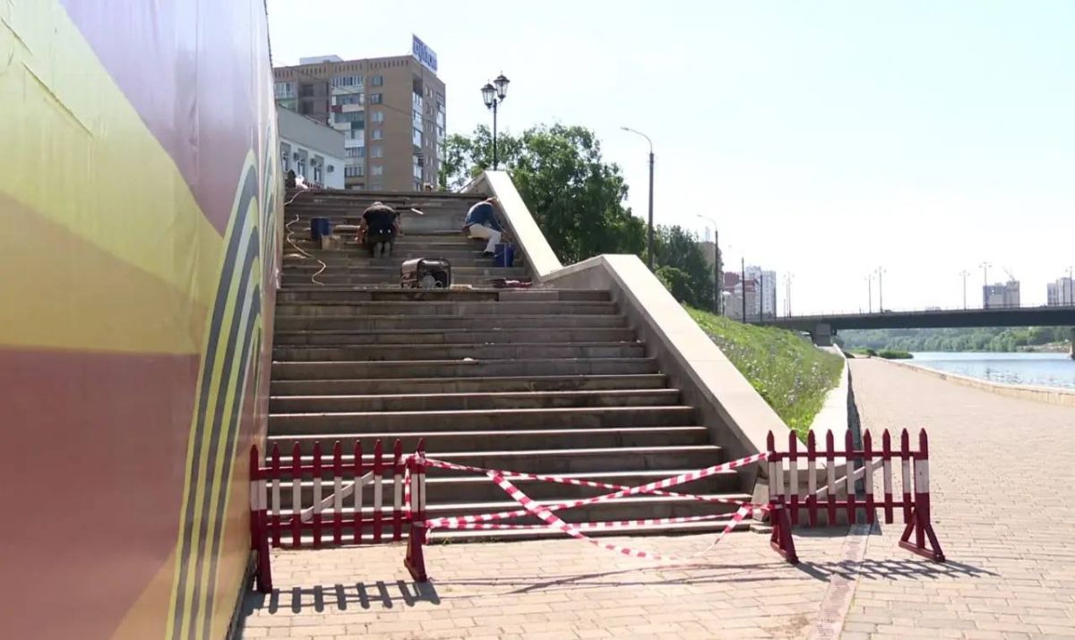 На набережной Дубровинского в Орле восстанавливают лестницу к смотровой площадке На набережной Дубровинского в Орле восстанавливают лестницу к смотровой площадке