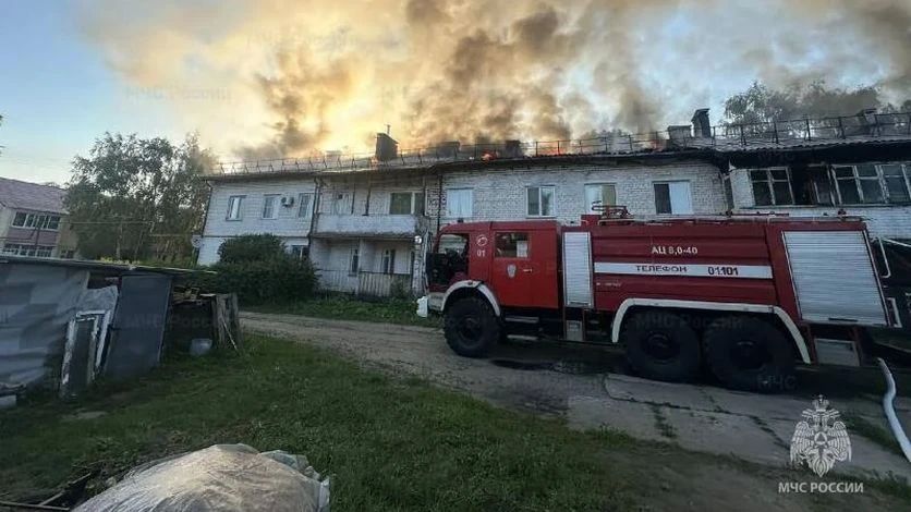 Один человек спасен и 15 эвакуированы из пожара в Малоархангельске