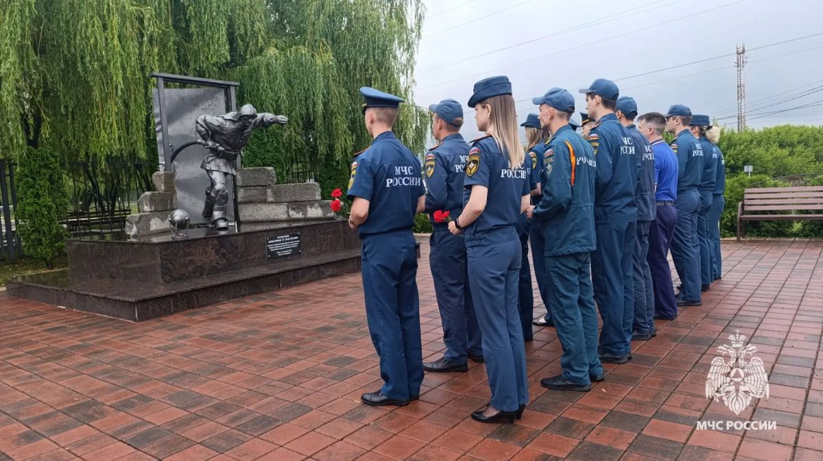 В Орле почтили память погибших пожарных В Орле почтили память погибших пожарных