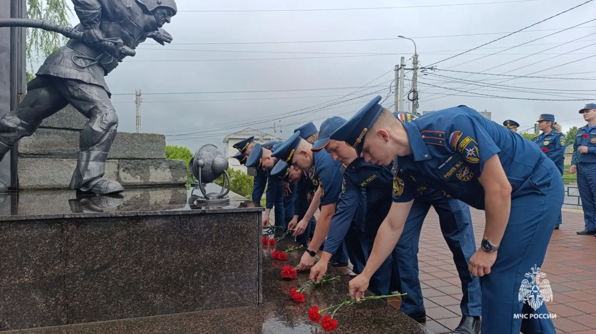 В Орле почтили память погибших пожарных В Орле почтили память погибших пожарных