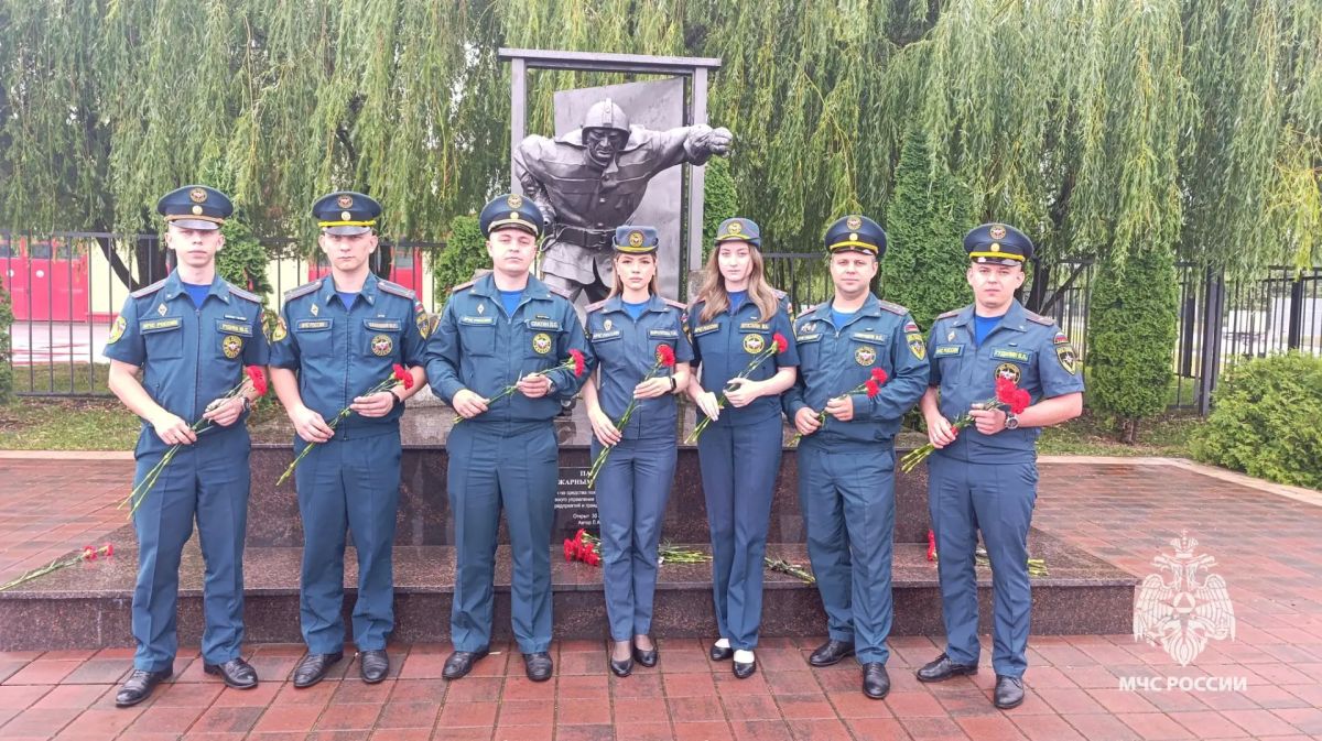 В Орле почтили память погибших пожарных В Орле почтили память погибших пожарных