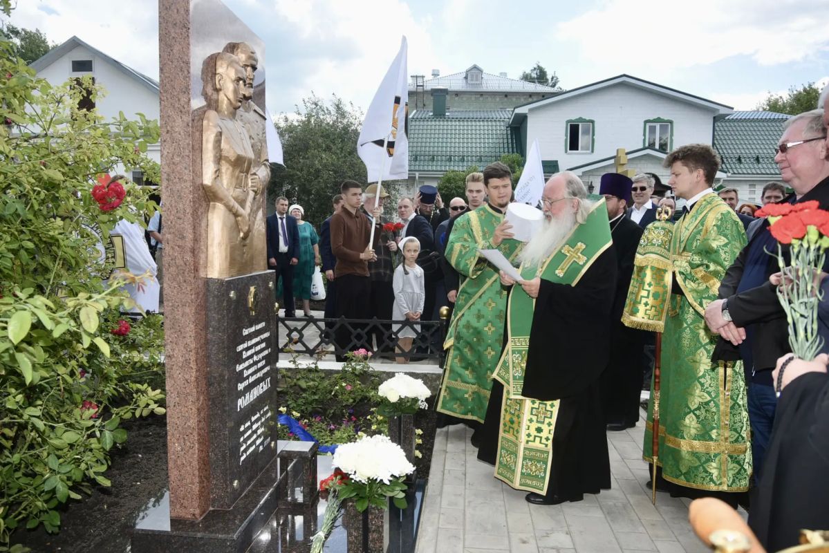 В Орле открыли памятный знак великой княгине Елизавете Федоровне и Великому князю Сергею Александровичу Романовым В Орле открыли памятный знак великой княгине Елизавете Федоровне и Великому князю Сергею Александровичу Романовым