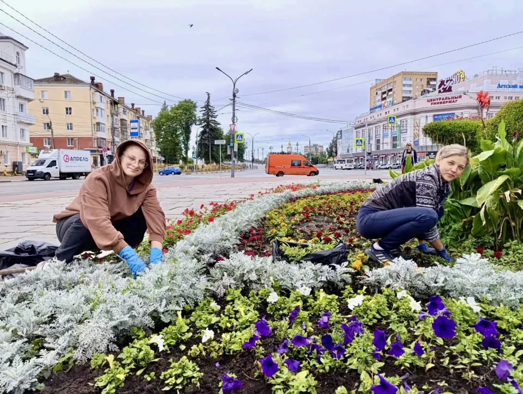 Орловские озеленители продолжают уход за городскими клумбами Орловские озеленители продолжают уход за городскими клумбами