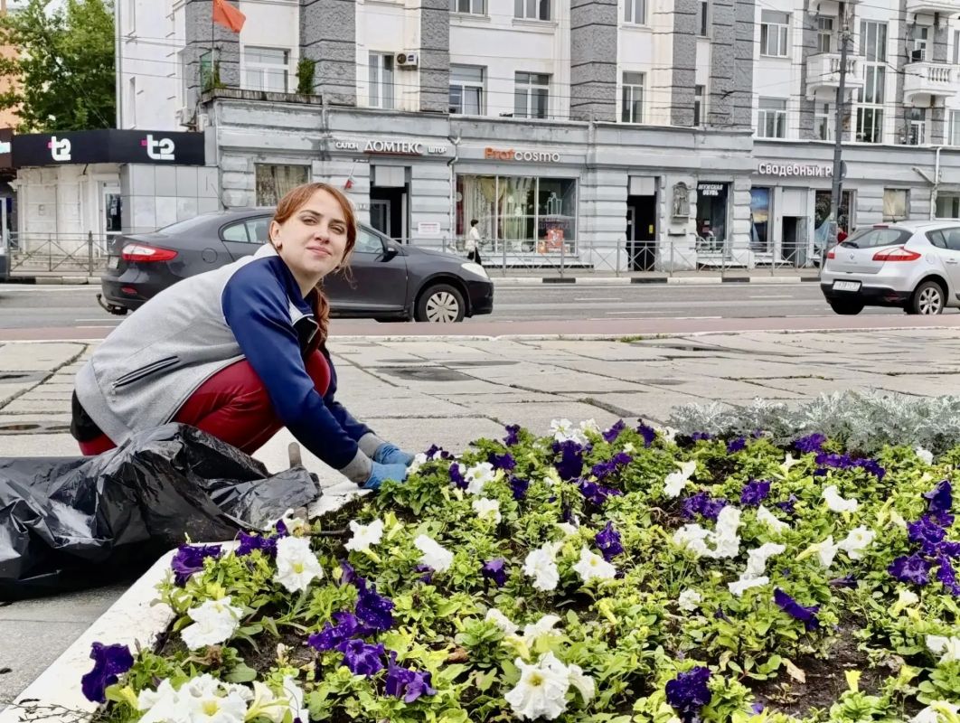 Орловские озеленители продолжают уход за городскими клумбами Орловские озеленители продолжают уход за городскими клумбами