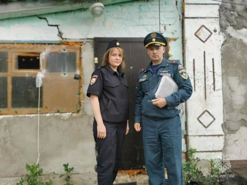 Сотрудники МЧС России вместе с полицейскими и соцработниками продолжают профилактику пожаров в жилье Сотрудники МЧС России вместе с полицейскими и соцработниками продолжают профилактику пожаров в жилье