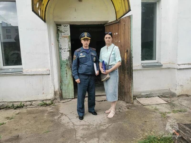 Сотрудники МЧС России вместе с полицейскими и соцработниками продолжают профилактику пожаров в жилье Сотрудники МЧС России вместе с полицейскими и соцработниками продолжают профилактику пожаров в жилье