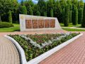 «Спецавтобаза» продолжает обновлять цветники у воинских мемориалов