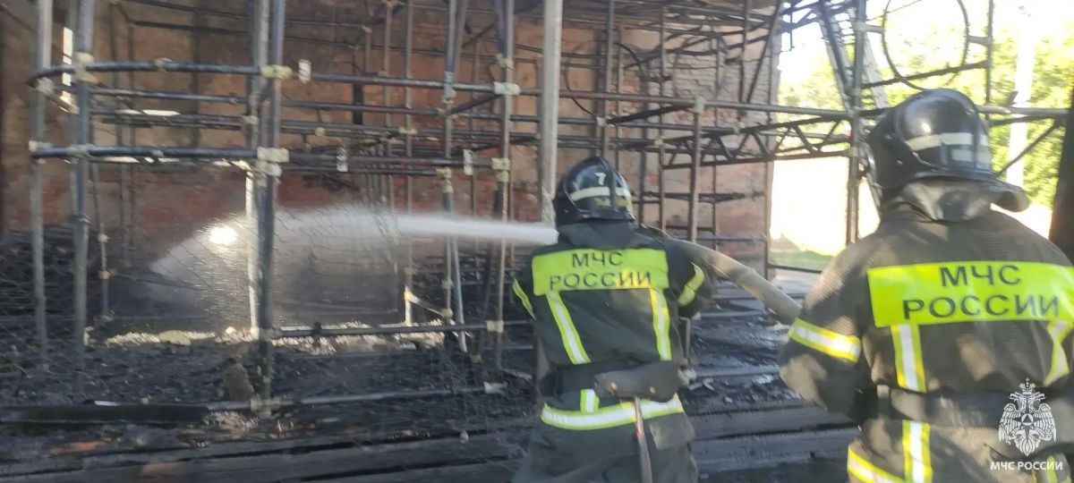 Ливенские пожарные за полчаса потушили пожар в центре города Ливенские пожарные за полчаса потушили пожар в центре города