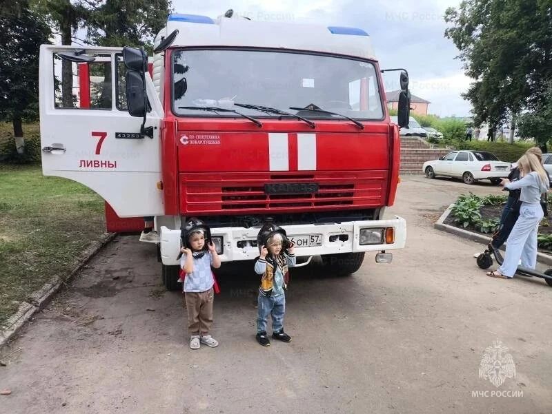 В Ливнах дети и взрослые примерили на себя профессию пожарного В Ливнах дети и взрослые примерили на себя профессию пожарного