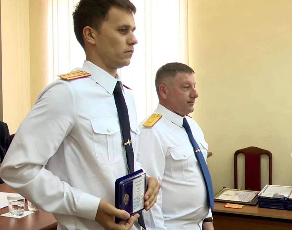 Орловские следователи СКР получают поздравления Орловские следователи СКР получают поздравления