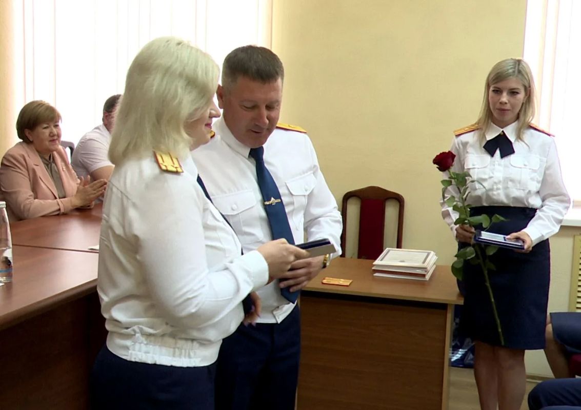 Орловские следователи СКР получают поздравления Орловские следователи СКР получают поздравления