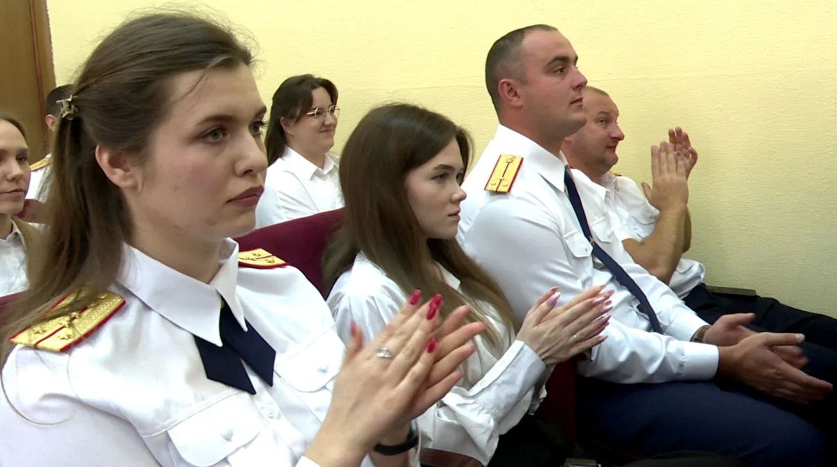 Орловские следователи СКР получают поздравления Орловские следователи СКР получают поздравления