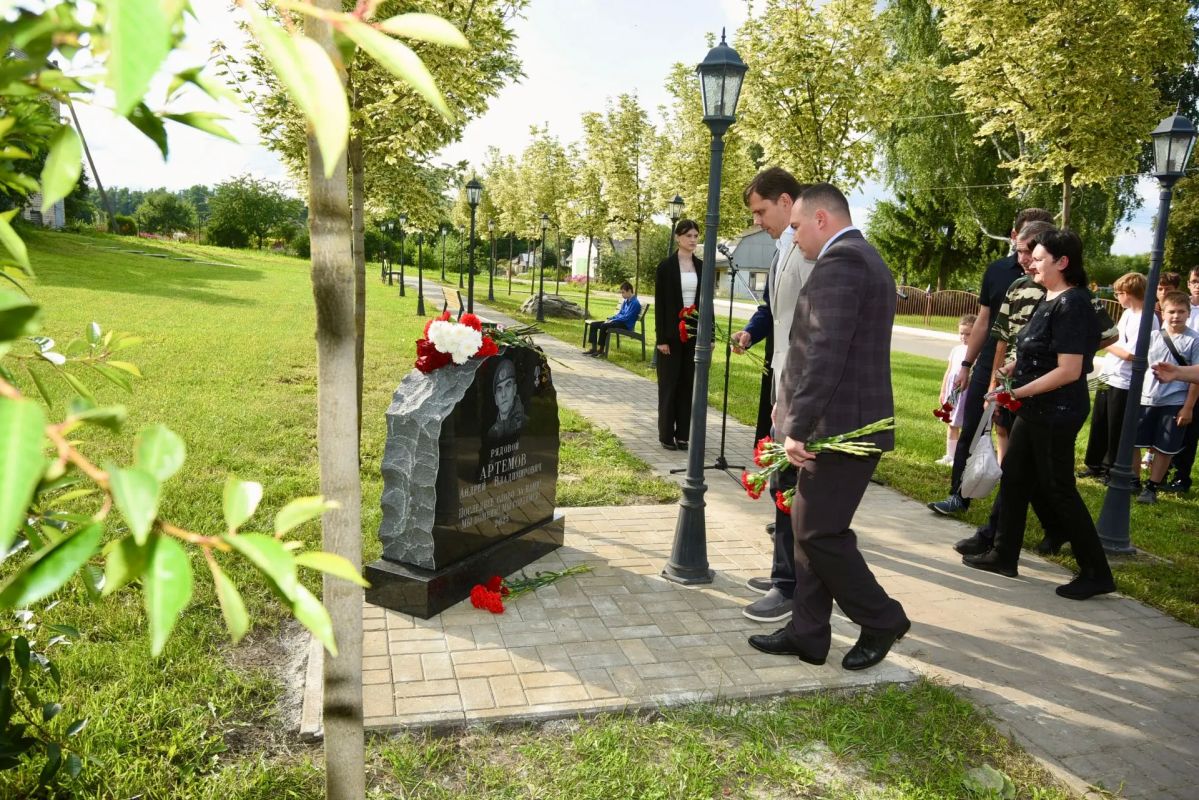 В Глазуновском районе открыли монумент в честь воина-героя, погибшего за Родину В Глазуновском районе открыли монумент в честь воина-героя, погибшего за Родину
