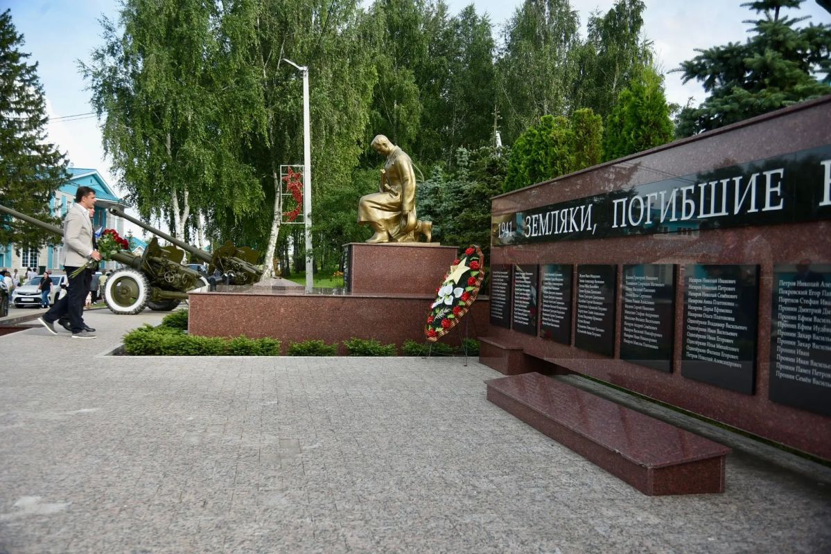 В Глазуновском районе открыли монумент в честь воина-героя, погибшего за Родину В Глазуновском районе открыли монумент в честь воина-героя, погибшего за Родину