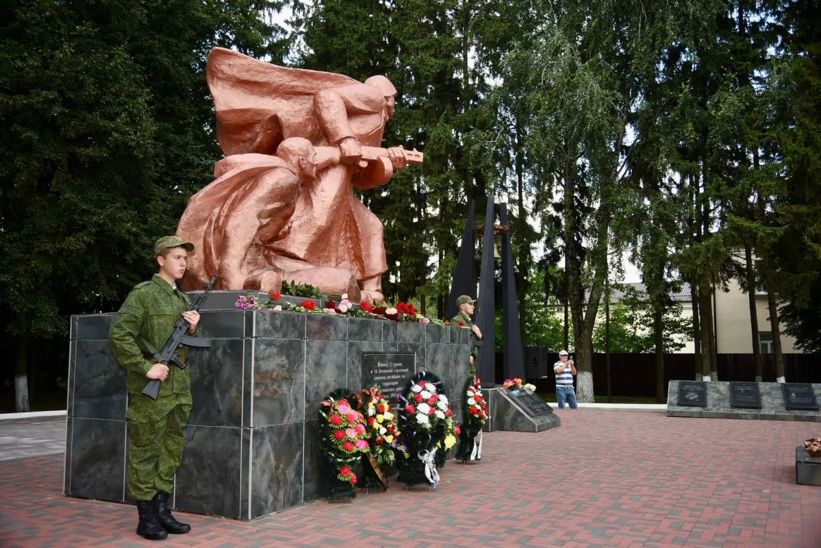В Глазуновском районе открыли монумент в честь воина-героя, погибшего за Родину В Глазуновском районе открыли монумент в честь воина-героя, погибшего за Родину