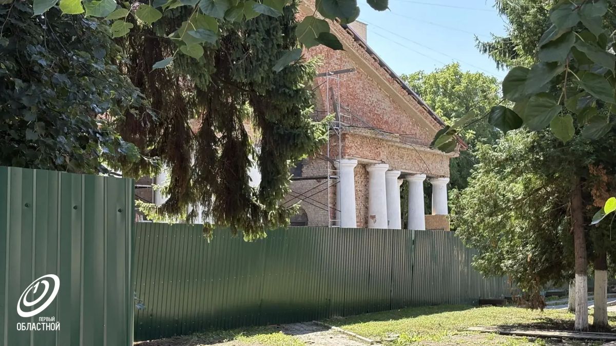 Фотофакт: на здании бывшего кинотеатра "Победа" пропал баннер, закрывающий фасад