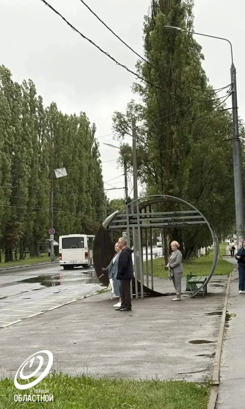 Оперативно сработали! Только сегодня утром мы писали об остановке на ул. Металлургов, с которой ветром унесло крышу. Оперативно сработали! Только сегодня утром мы писали об остановке на ул. Металлургов, с которой ветром унесло крышу.