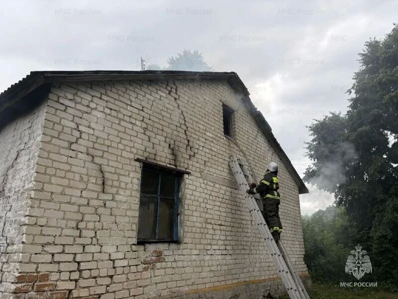 В Должанском районе орловские пожарные отстояли от огня четырехквартирный дом В Должанском районе орловские пожарные отстояли от огня четырехквартирный дом