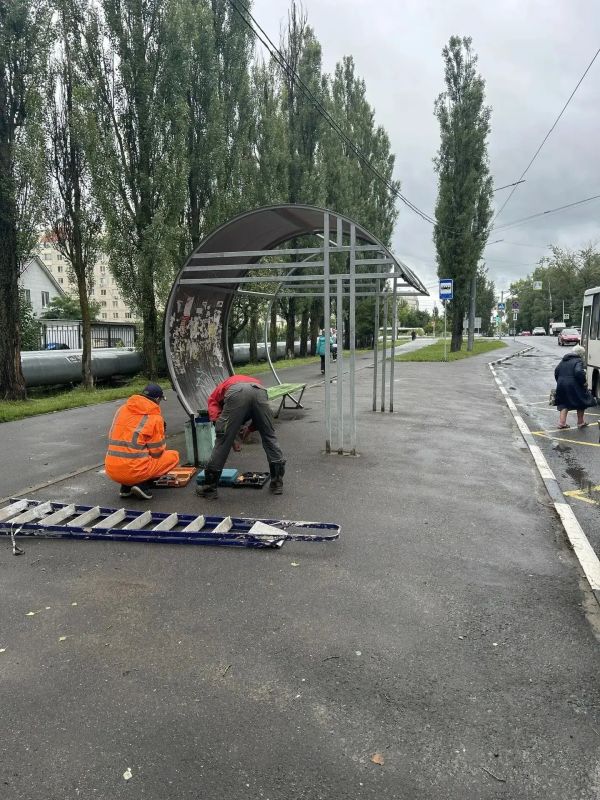 Оперативно сработали! Только сегодня утром мы писали об остановке на ул. Металлургов, с которой ветром унесло крышу. Оперативно сработали! Только сегодня утром мы писали об остановке на ул. Металлургов, с которой ветром унесло крышу.