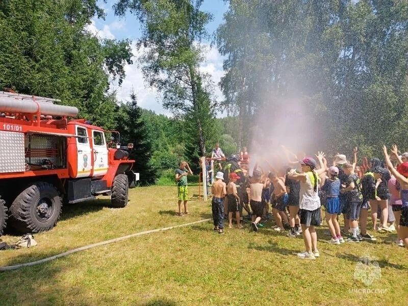 Дружба начинается с безопасности: орловские сотрудники МЧС России продолжают профилактическую работу с детьми Дружба начинается с безопасности: орловские сотрудники МЧС России продолжают профилактическую работу с детьми