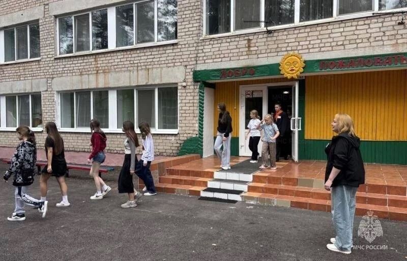 Дружба начинается с безопасности: орловские сотрудники МЧС России продолжают профилактическую работу с детьми Дружба начинается с безопасности: орловские сотрудники МЧС России продолжают профилактическую работу с детьми