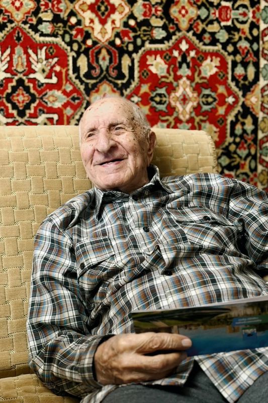 Первый заместитель мэра Мария Родштейн поздравила с Днём города ветерана Великой Отечественной войны, Почётного гражданина Орла Анатолия Андреевича Рыбина Первый заместитель мэра Мария Родштейн поздравила с Днём города ветерана Великой Отечественной войны, Почётного гражданина Орла Анатолия Андреевича Рыбина
