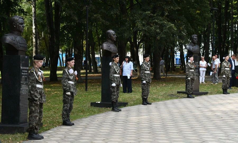 В Орле торжественно открыли Аллею Победителей