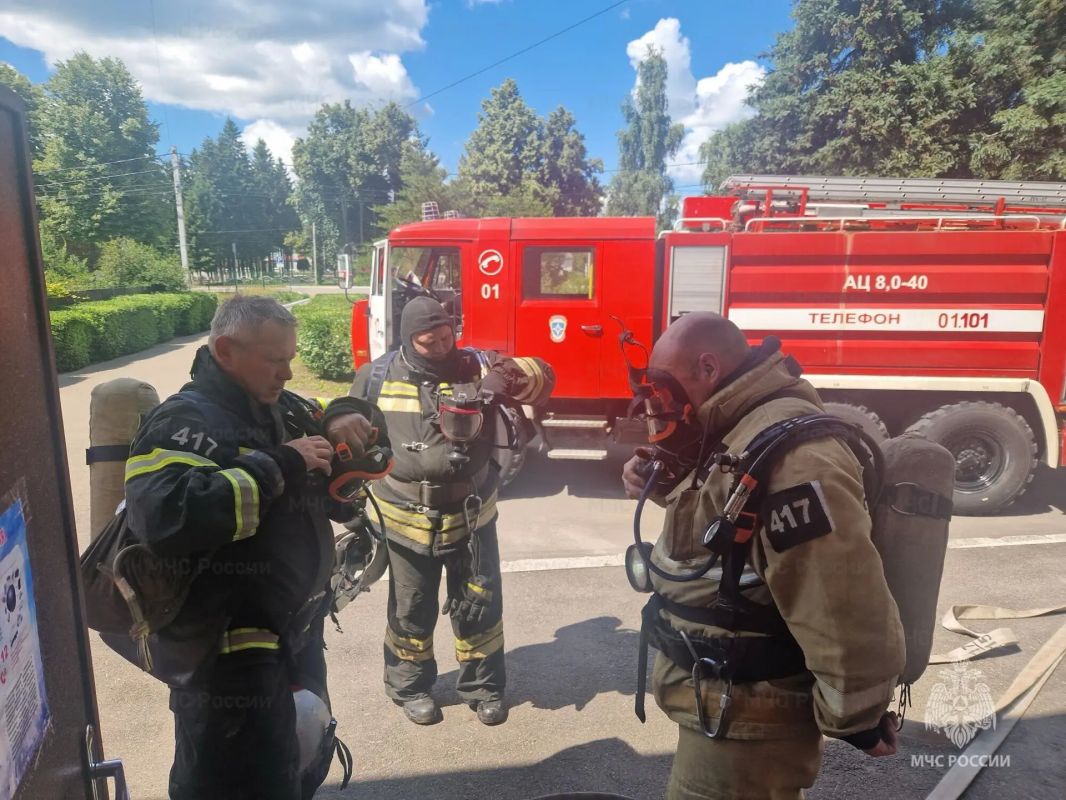 Огнеборцы провели учение по тушению пожара в кинозале Огнеборцы провели учение по тушению пожара в кинозале