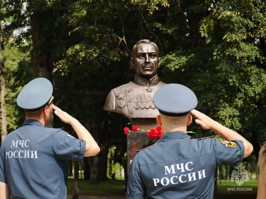 В Орле сотрудники МЧС России приняли участие в открытии Аллеи Победителей В Орле сотрудники МЧС России приняли участие в открытии Аллеи Победителей