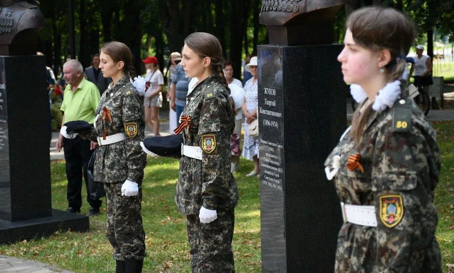 В Орле торжественно открыли Аллею Победителей В Орле торжественно открыли Аллею Победителей