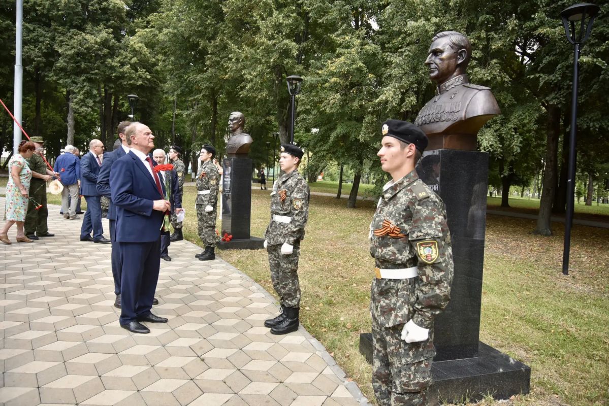 В Орле открыли Аллею Победителей