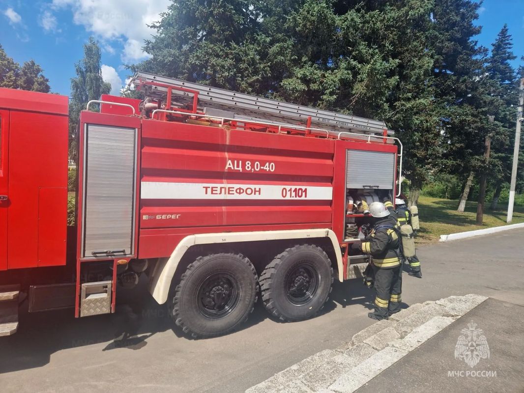 Огнеборцы провели учение по тушению пожара в кинозале Огнеборцы провели учение по тушению пожара в кинозале