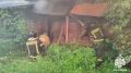 Видеокадры тушения пожара в хозпостройках в Орле