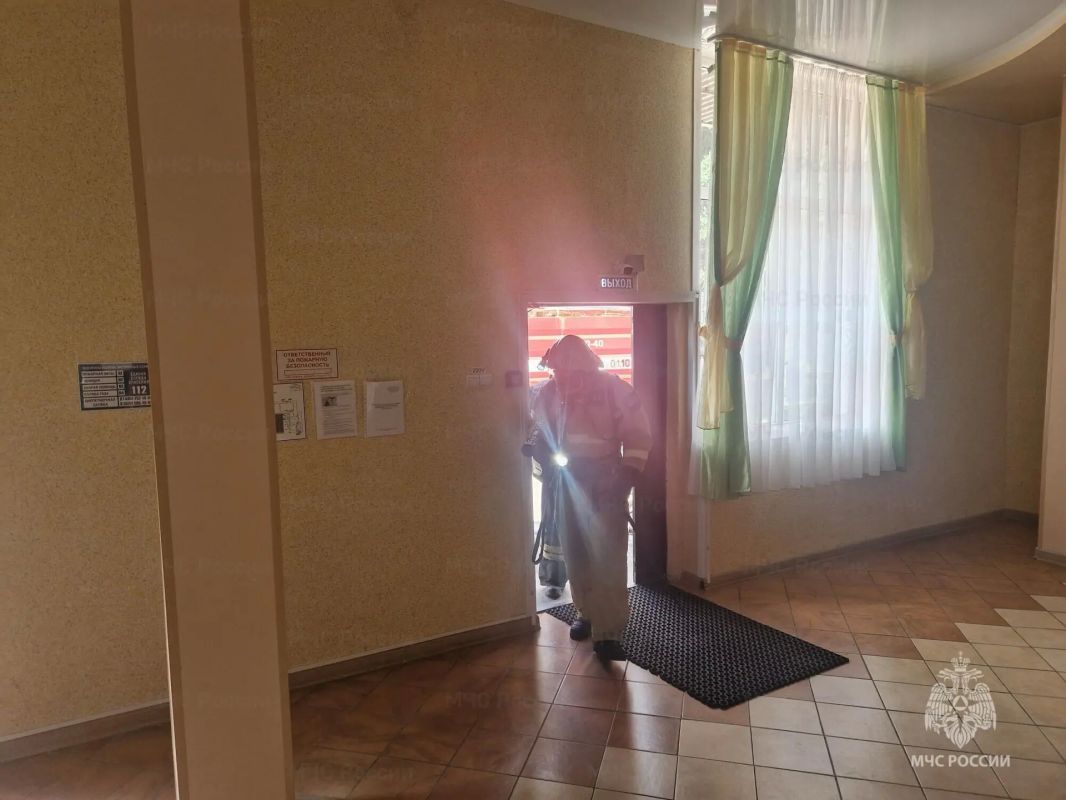 Огнеборцы провели учение по тушению пожара в кинозале Огнеборцы провели учение по тушению пожара в кинозале