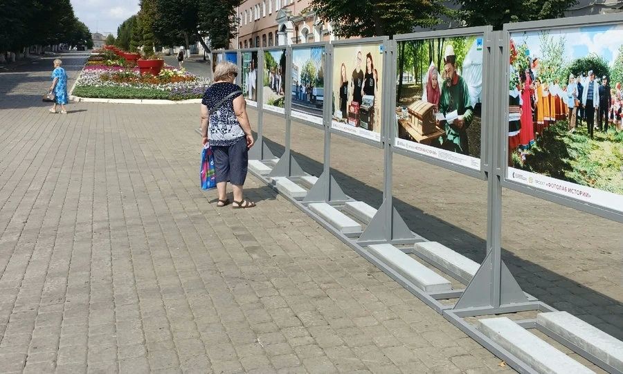 На Александровском мосту в Орле ко Дню города появилась выставка «Город — это люди» На Александровском мосту в Орле ко Дню города появилась выставка «Город — это люди»