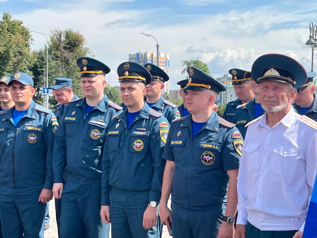 В Орле торжественно подняли самый большой флаг России в регионе В Орле торжественно подняли самый большой флаг России в регионе