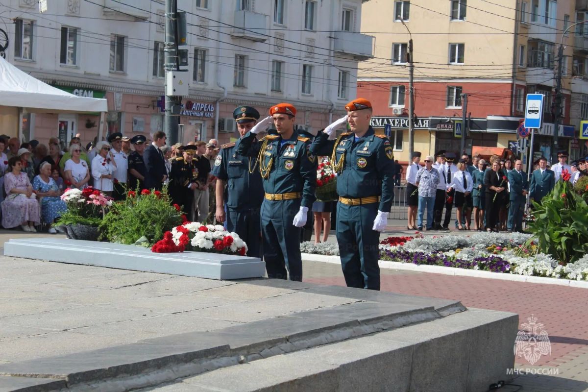 Сотрудники МЧС России почтили память освободителей города Орла Сотрудники МЧС России почтили память освободителей города Орла